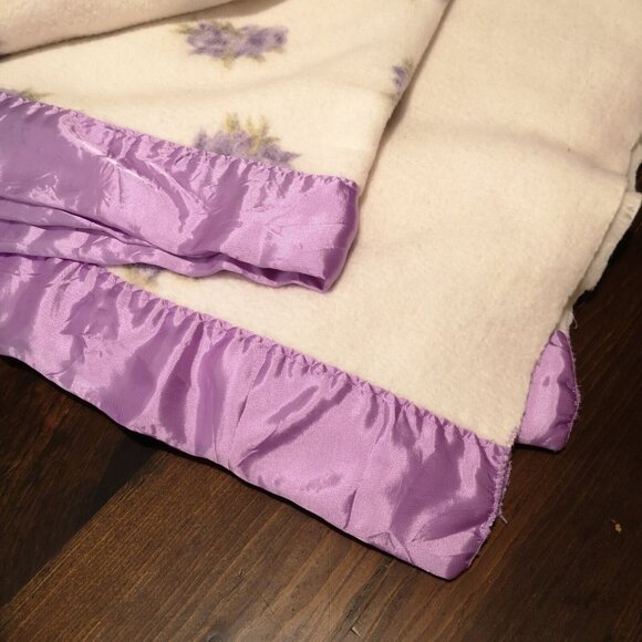 Vintage Wool Blanket Ivory With Lilac Flowers Purple Satin Edging 81"x 69" - Picture 4 of 9